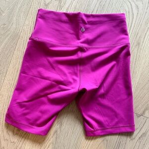 Lululemon Wunder Train High-Rise Short 8", Raspberry (size 8)